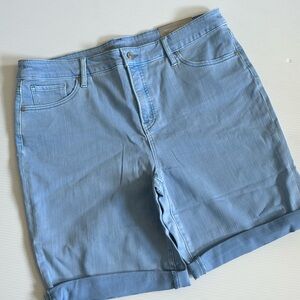 Chico’s So slimming Girlfriend light blue shorts. Size 2.5 US 14
